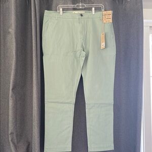 Versatile Green Chinos for Everyday Comfort